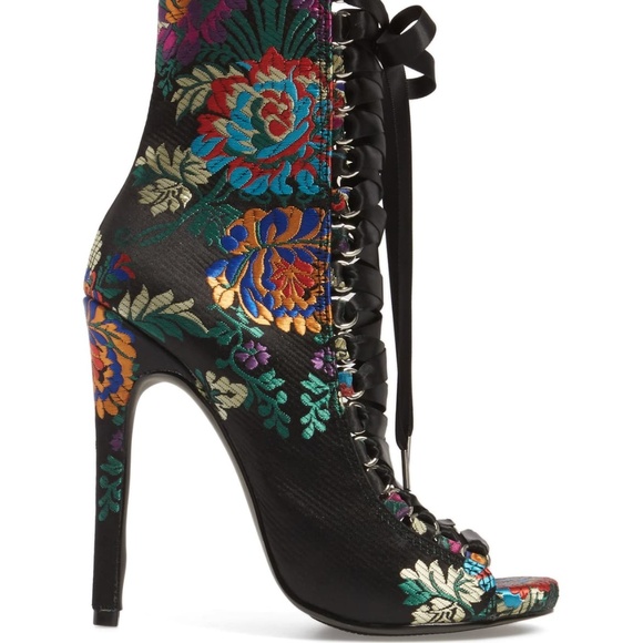 Steve Madden Fuego Lace-Up Embroidered Booties NEW - Picture 2 of 6